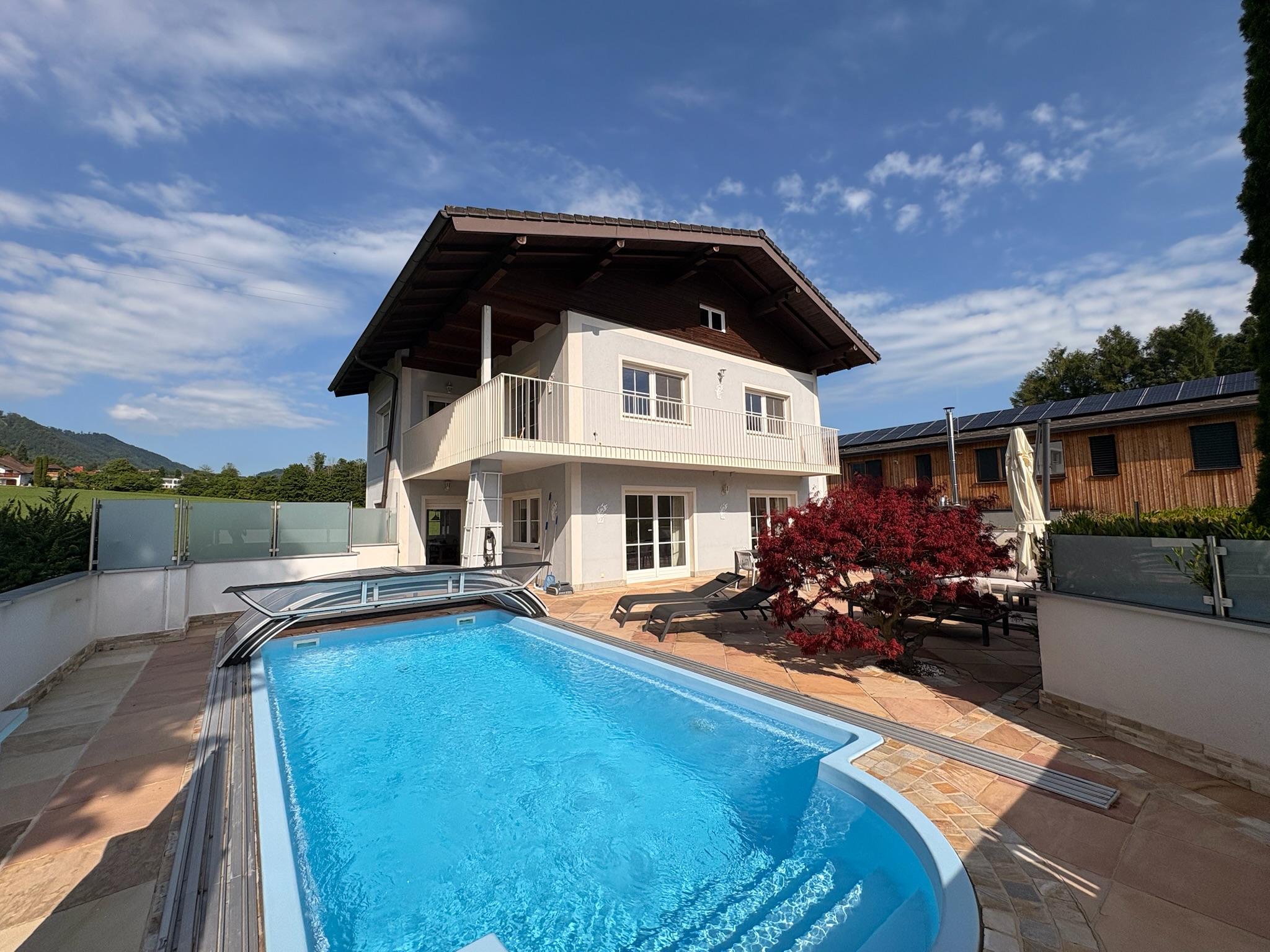 Pool und Außenansicht des Hauses